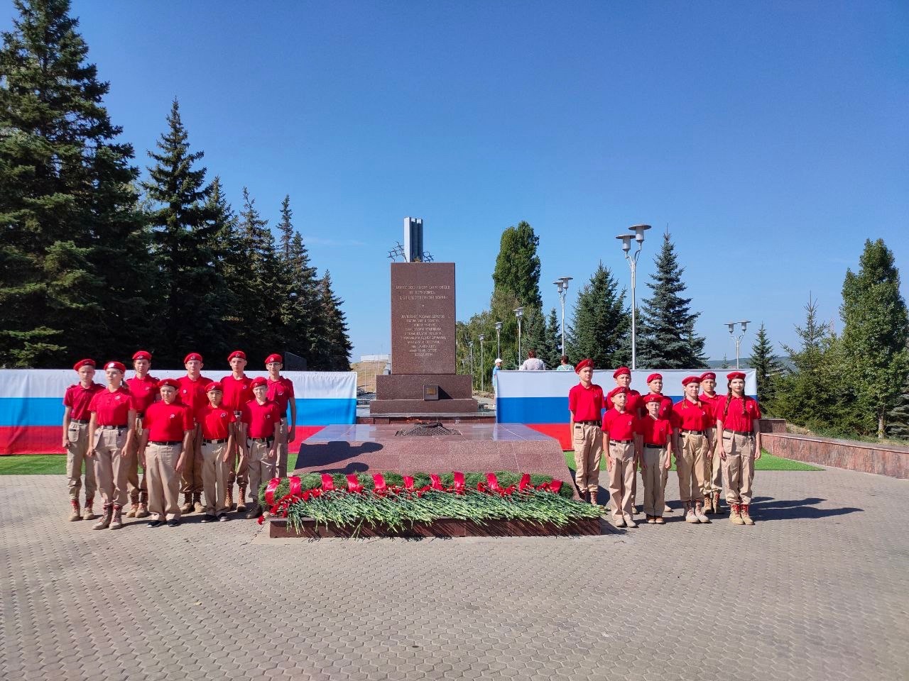 Торжественная церемония возложения цветов к Вечному огню.