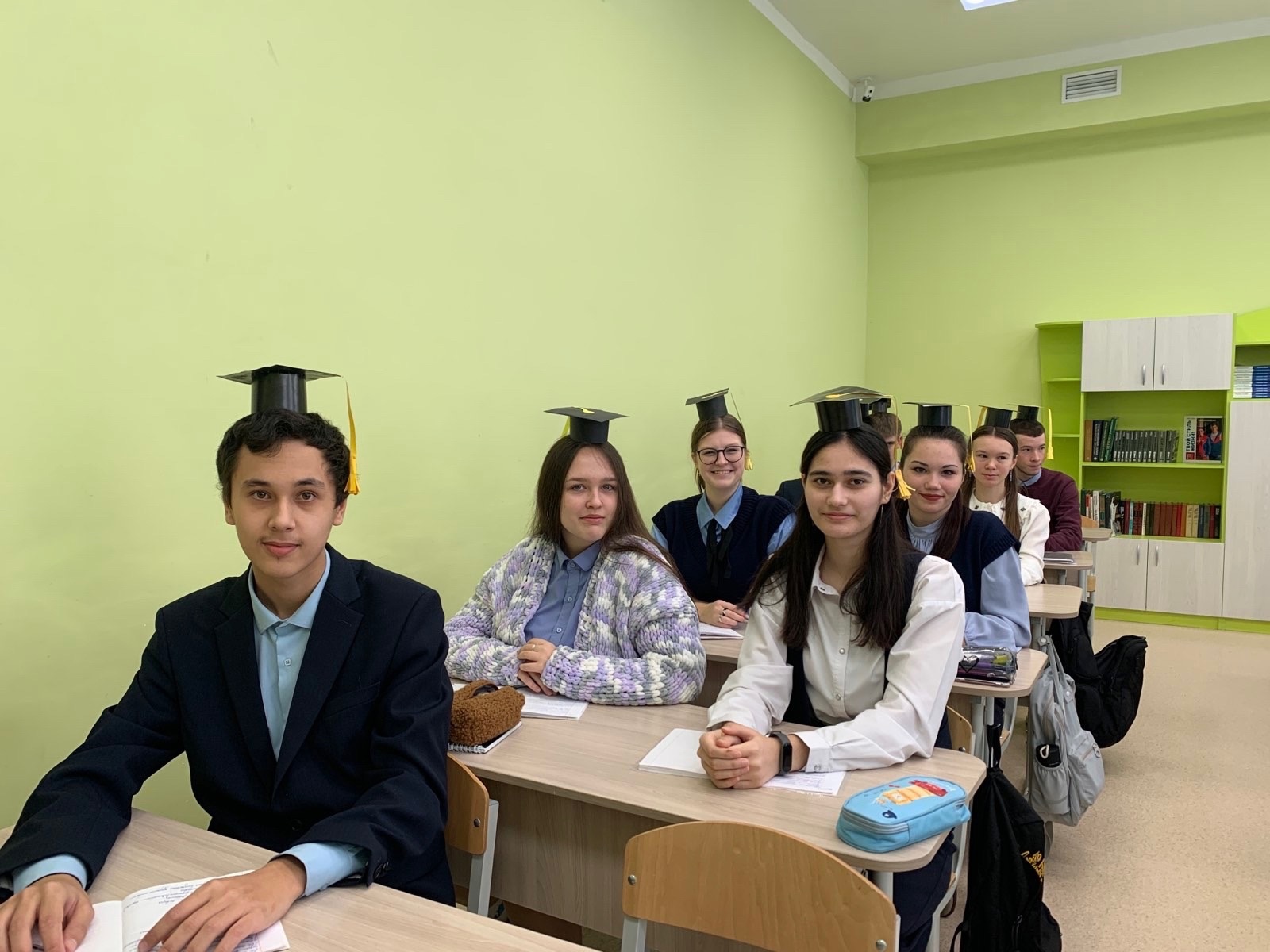 «И в воздух шапочки бросали!».
