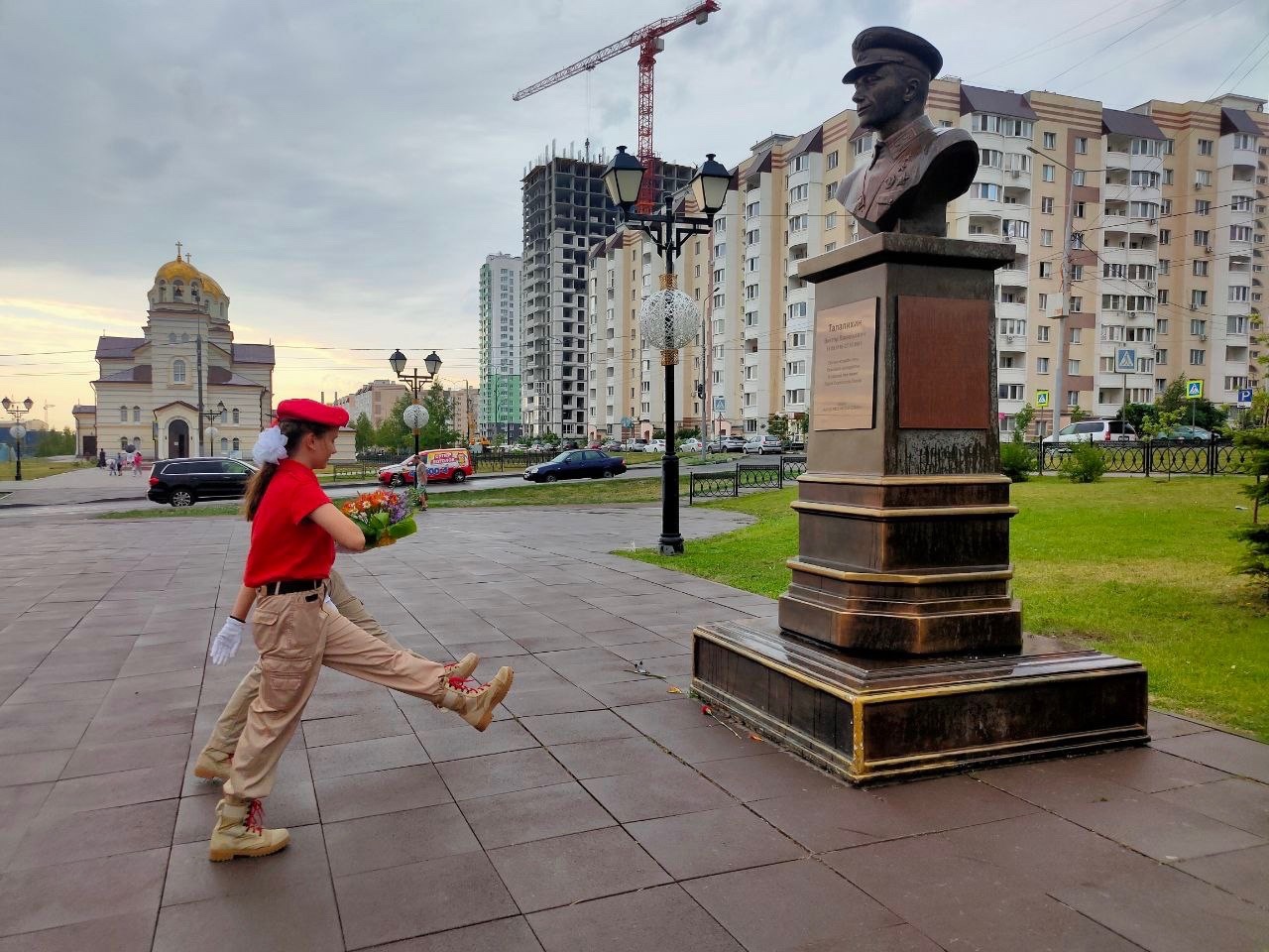 Возложение цветов к памятнику младшего лейтенанта, Героя Советского Союза Виктора Васильевича Талалихина.